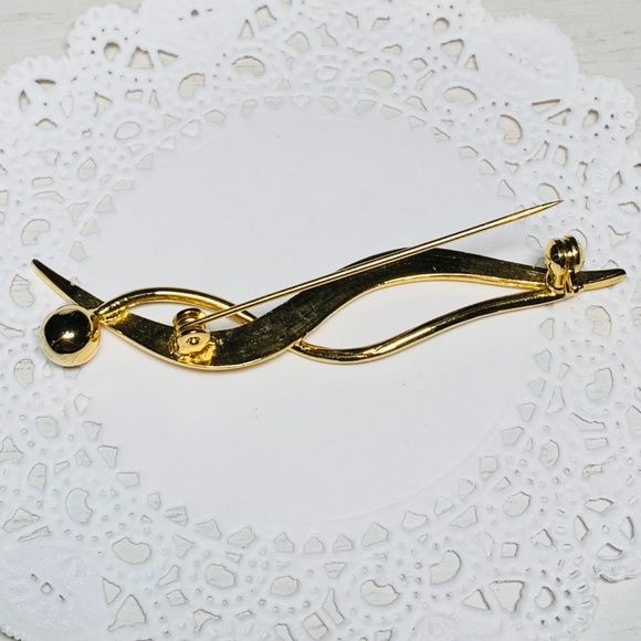 Vintage Brooches, Lot of 3, Gold tone Swimmer, Tennis Racquet, and Horn - Picture 7 of 7